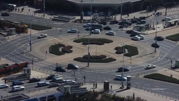 Tráfego circular na cidade. carros, ônibus e motocicletas se movem em um círculo. A rotunda. o fluxo denso de tráfego. o tráfego de hora de ponta, obedecendo as regras de tráfego — Vídeo de Stock