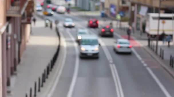 Verwischen Sie, fahren Sie Autos auf viel befahrenen Straßen im Berufsverkehr. Schießen von der Brücke, Auto mit den Lichtern gehen geradeaus. Eile, großer Verkehr. Verkehrsregeln, sicher. — Stockvideo