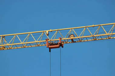 çok katlı ve apartmanların modern inşaat. şehirde insanların yaşamları için somut yapılar. evler inşa. Windows'suz evler. işçiler için yüksekliğe vinçler kargo. teknik hel