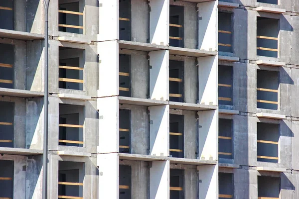 Moderner Bau von mehrstöckigen und Mehrfamilienhäusern. Betonstrukturen für das Leben der Menschen in der Stadt. Häuser bauen. Häuser ohne Fenster, Endausbau. — Stockfoto