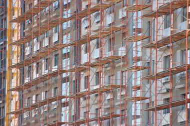 evin dış dekorasyon için iskele, çok katlı ve apartmanların modern inşaat. şehirde insanların yaşamları için somut yapılar. evler inşa. ritmik, tekrarlayan ge