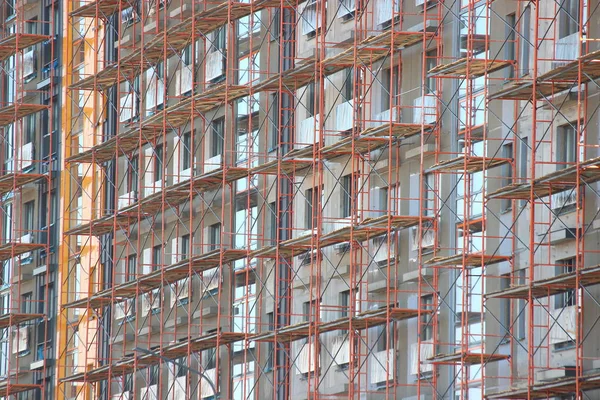 evin dış dekorasyon için iskele, çok katlı ve apartmanların modern inşaat. şehirde insanların yaşamları için somut yapılar. evler inşa. ritmik, tekrarlayan ge