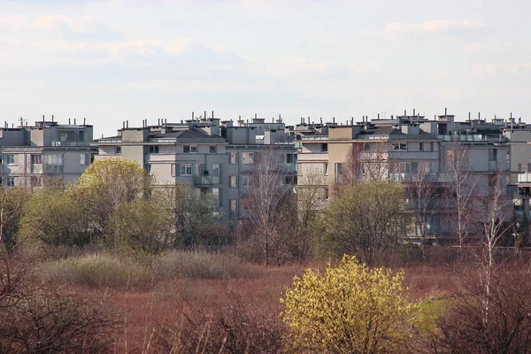 Edifícios baixos modernos, casas. planejamento urbano na moda. habitação conveniente para os cidadãos. terraços e grandes janelas no edifício . — Fotografia de Stock