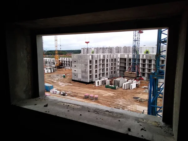 Costruzione di case per le persone. materiali da costruzione per case in pannelli di cemento e mattoni. gru per costruttori udobnoy — Foto Stock