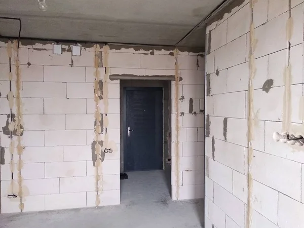Construir paredes de hormigón de espuma, la reparación del apartamento. reurbanización, construcción de tabiques en el edificio . — Foto de Stock