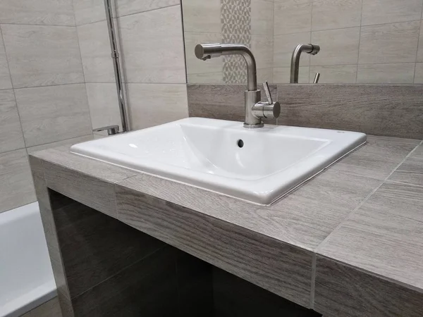 alçıpan ve karo, el yapımı masa nın üstüne lavabo. kullanım kolaylığı banyo. kozmetik ve ev kimyasalları ile bir çekmece için tezgahta niş