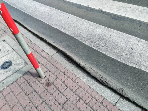 Manutenção e reparação da superfície da estrada na cidade, marcação, colocação de asfalto e instalação de placas de estrada. garantir um tráfego seguro. regulamentos de trânsito . — Fotografia de Stock