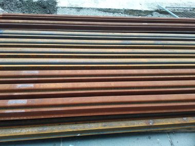 paslı raylar yolda yatıyor. şehir tramvay veya trenler için yol onarım. modern ve güvenilir ile eski ekipman değiştirilmesi. yolların ve şehirlerin yeniden inşası