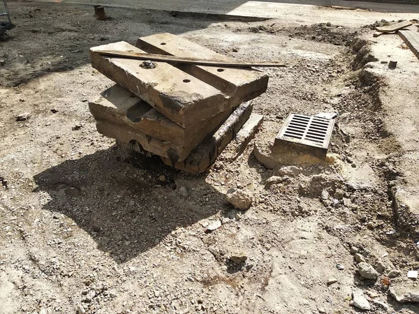 Road repair in the old town. overlapping of the carriageway, replacement of rails for trams, urban public transport. collapse in the city center. replacement of asphalt, drainage systems and curbs, ba — Stock Photo, Image