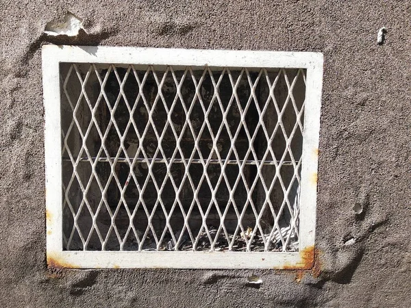 Copertura strappata di muri e strade da pietre incollate. l'uso di nuovi materiali per la costruzione e la riparazione, fonti naturali. un buco in tutta la tela. struttura di piccole pietre per finitura — Foto Stock