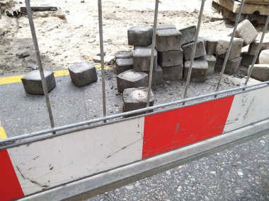 yol onarım, inşaat veya öngörülemeyen durumlarda kırmızı ve beyaz eskrim. tehlike uyarmak için kırmızı ışık. yol kuralları, güvenlik.