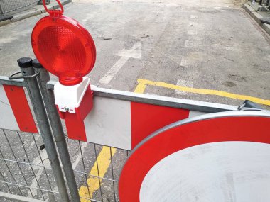 yol onarım, inşaat veya öngörülemeyen durumlarda kırmızı ve beyaz eskrim. tehlike uyarmak için kırmızı ışık. yol kuralları, güvenlik.
