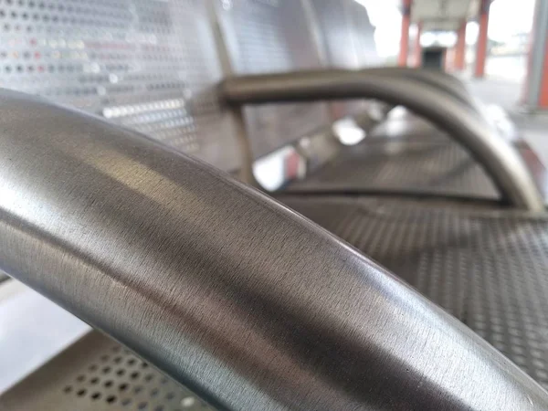 Ausgerüstete Sitzgelegenheiten an der Bushaltestelle, Bahnhöfe. Anti-Vandalismus, eiserne Stühle für Wartetransporte — Stockfoto