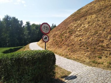 mavi gökyüzü arka planda yanmış sarı çim bir höyük ve havanın beyaz bulutlar. Yürüyüş, Bisiklet veya binicilik. toprakları keşfetmek için Gözlem güvertesine yokuş yukarı tırmanmaya.