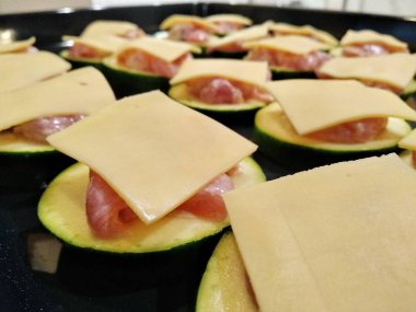 fırında pişirme. et ve peynir ile kabak kavurma. pişirme öncesi çiğ gıdalar. Gıda fotoğrafları, yakın çekim.