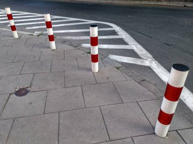 Park ve yol, işaretler ve kutuplarda seyahat sınırlama. trafik kuralları, trafik güvenliği, yolun yuvarlama