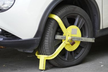 bir arabanın direksiyonuna kilitleme cihazı, şehirde park ihlali, şehir park, tekerlek kilidi