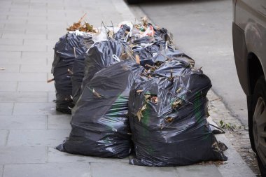 siyah, ev çöp düğümleri çöp kamyon içine yükleme için yolda. atık tasnisi, çevre dostu malzemelerin kullanımı.