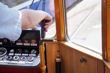 eski ahşap tramvay sürücü, tramvay kontrolleri de sürücü. kabinde mekanik kontrol, düğmeler ve kollar