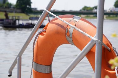 lifebuoy turuncu teknenin yan asılı, güvenlik. herkes için nehirüzerinde tekne veya tekne