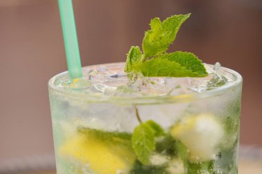 limon, buz ve nane bir sprig ile limonata. bardağına damlalar damlaları damlatıyor. sıcak bir günde serin bir içecek.