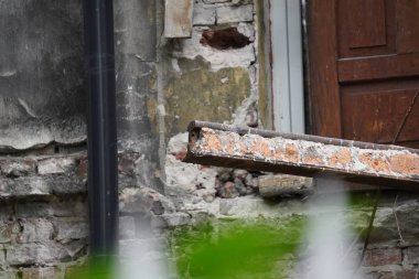 eski yıkılmış evin metal yapılar, duvar, duvar, tuğla, demiryolu, kapı eski döşeme