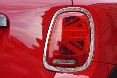 kırmızı bir arabanın arka far, araba dış, kırmızı gövde, krom döşeme, temiz far