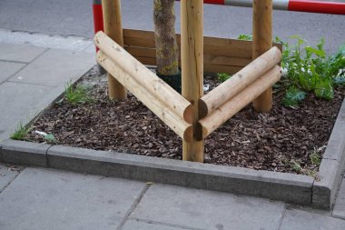 şehirde ağaçların güvenli dikim, vandalizm den koruma, doğal afetlere karşı ahşap yapı eskrim