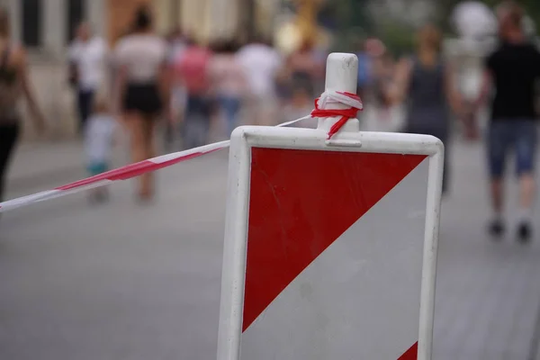 Oranje witte kegels en rood witte uitgerekt tape voor verkeers-en parkeer restricties. verboden parkeerplaatsen. — Stockfoto