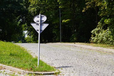 bükülmüş yol işareti, bükülmüş sonrası. trafik düzenlemeleri. yol güvenliği