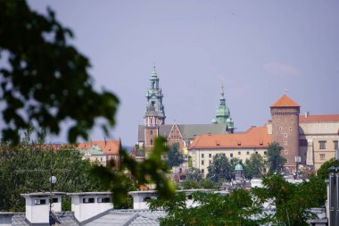 eski şehrin sokak, çöken binaların yeniden inşası. binalar, oyma çerçeveler ve balkonlar üzerinde kuleleri. uzaktan, ağaçların arkasından, gözetleme bakışları