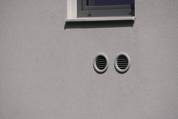 Agujeros blancos redondos para ventilación en la pared, ventilación forzada en la pared de un antiguo edificio de apartamentos . —  Fotos de Stock