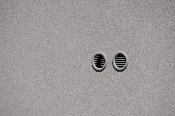 Duvarda havalandırma için yuvarlak beyaz delikler, eski bir apartmanın duvarında zorunlu havalandırma. — Stok fotoğraf