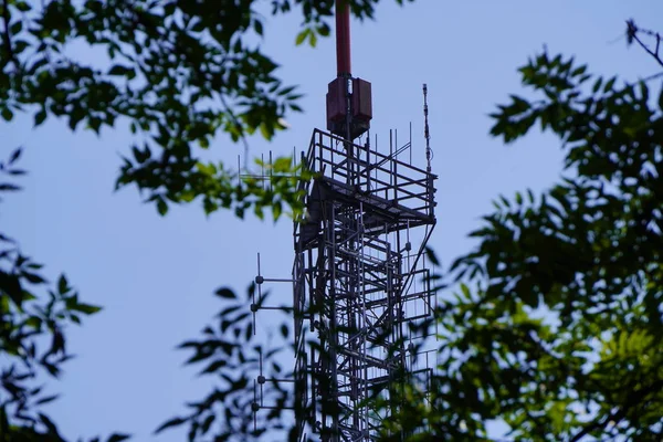 Vysoká televizní věž nebo rádio pro přenos signálů občanům. Moderní technika pro usnadnění. — Stock fotografie