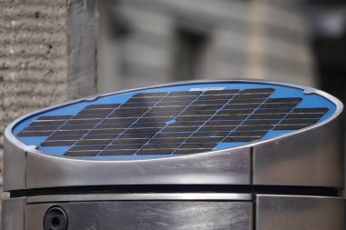 güneş panelleri, elektrik ile şehir sağlayan modern çevre dostu teknolojiler. yaşam iyiliği için güneş enerjisi