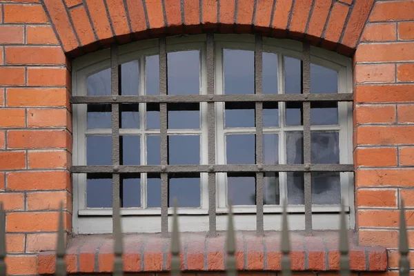 Ijzeren staven op het raam van het oude huis, bescherming tegen dieven, illegale binnenkomst. — Stockfoto