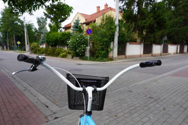 Düşük evler, şehir etrafında hareket kolaylığı ile sokakta yiyecek ya da şeyler için bir sepet ile Mavi şehir bisikleti. çevre dostu ulaşım modu.