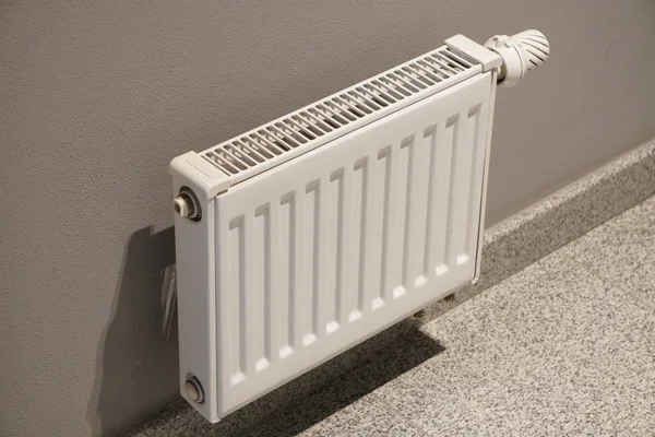 温度コントローラーが付いている小さいアルミニウム電池。寒い季節に家やアパートの暖房 — ストック写真