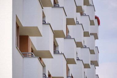 Gündüz leri dışarıdaki modern apartman. modern evde balkon, modern apartman ın cephesi. sıkı yinelenen geometri