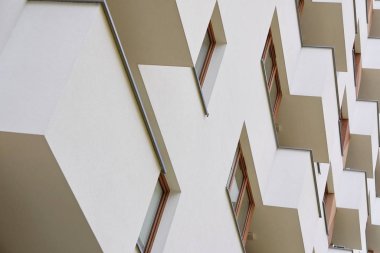 Gündüz leri dışarıdaki modern apartman. modern evde balkon, modern apartman ın cephesi. sıkı yinelenen geometri