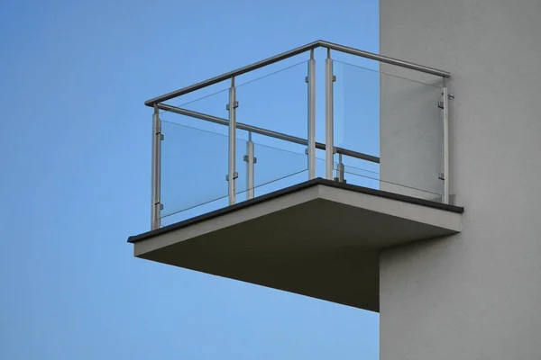 Güneşli günde mavi gökyüzüne karşı cam korkuluk ile bir balkon. alt görünümü, modern bina tasarımı, beyaz duvarlar ile İskandinav tarzı