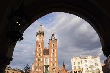 Blair'in eski şehri, aşağıdan bakın. Krakow pazar meydanı. parke taşları, eski evler, romantik yürüyüşler. kopyalama alanı