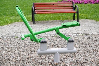 spor için açık yeşil-gri demir egzersiz makinesi. kamu spor salonu,