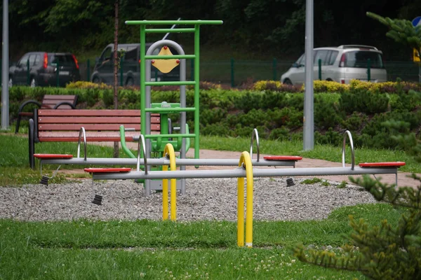 Ao ar livre máquina de exercício de ferro verde-cinza para esportes. ginásio público , — Fotografia de Stock
