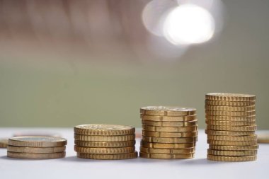 bulanıklık çok renkli arka plan karşı para ödemek için para. Euro sikkeler farklı pozisyonlarda üst üste yığılmış. döviz kuru artış veya düşüş grafiği.