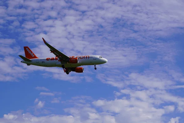 폴란드, 크라쿠프 08.11.2019: 이지젯 항공기가 푸른 하늘과 하얀 구름에 착륙합니다. 항공 교통 안전, 하늘, 항공기 착륙 지원 시스템 — 스톡 사진