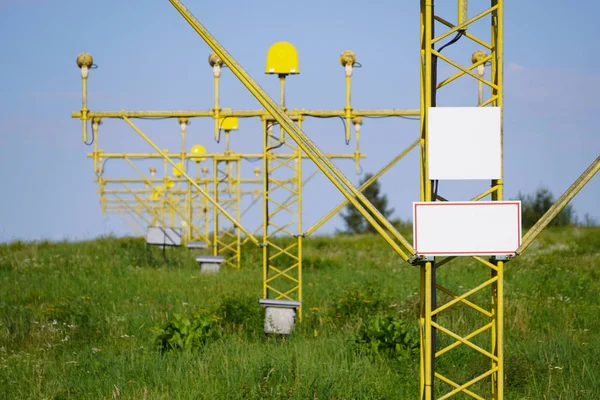 Sistemi di supporto in metallo giallo di cura durante il decollo e l'atterraggio luce direzione di atterraggio vicino pista. sicurezza del traffico aereo . — Foto Stock