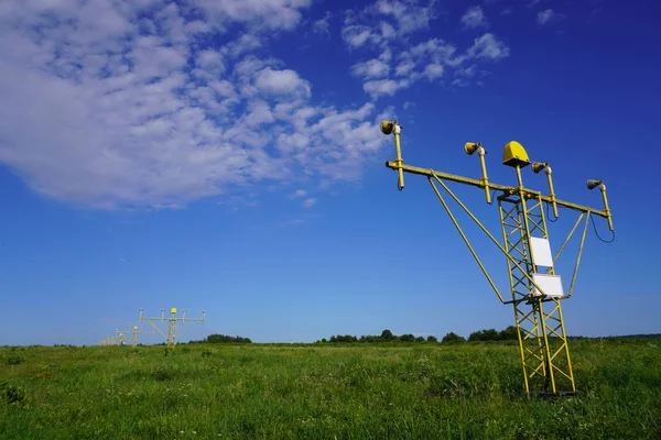 Yellow metal stödsystem av vård under start och landning-landning riktning ljus nära landningsbanan. flygtrafiksäkerhet. — Stockfoto