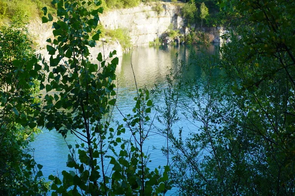 See inmitten der felsigen Berge, türkisfarbenes klares Wasser, wilde Natur, die Reflexion der Sonne im Wasser, Reflexion der Berge im klaren Wasser — Stockfoto