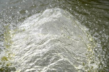 borudan güçlü bir su akışı nehre akar, sudaki hava kabarcıkları, gölü doldurmak, oksijen zenginleştirme